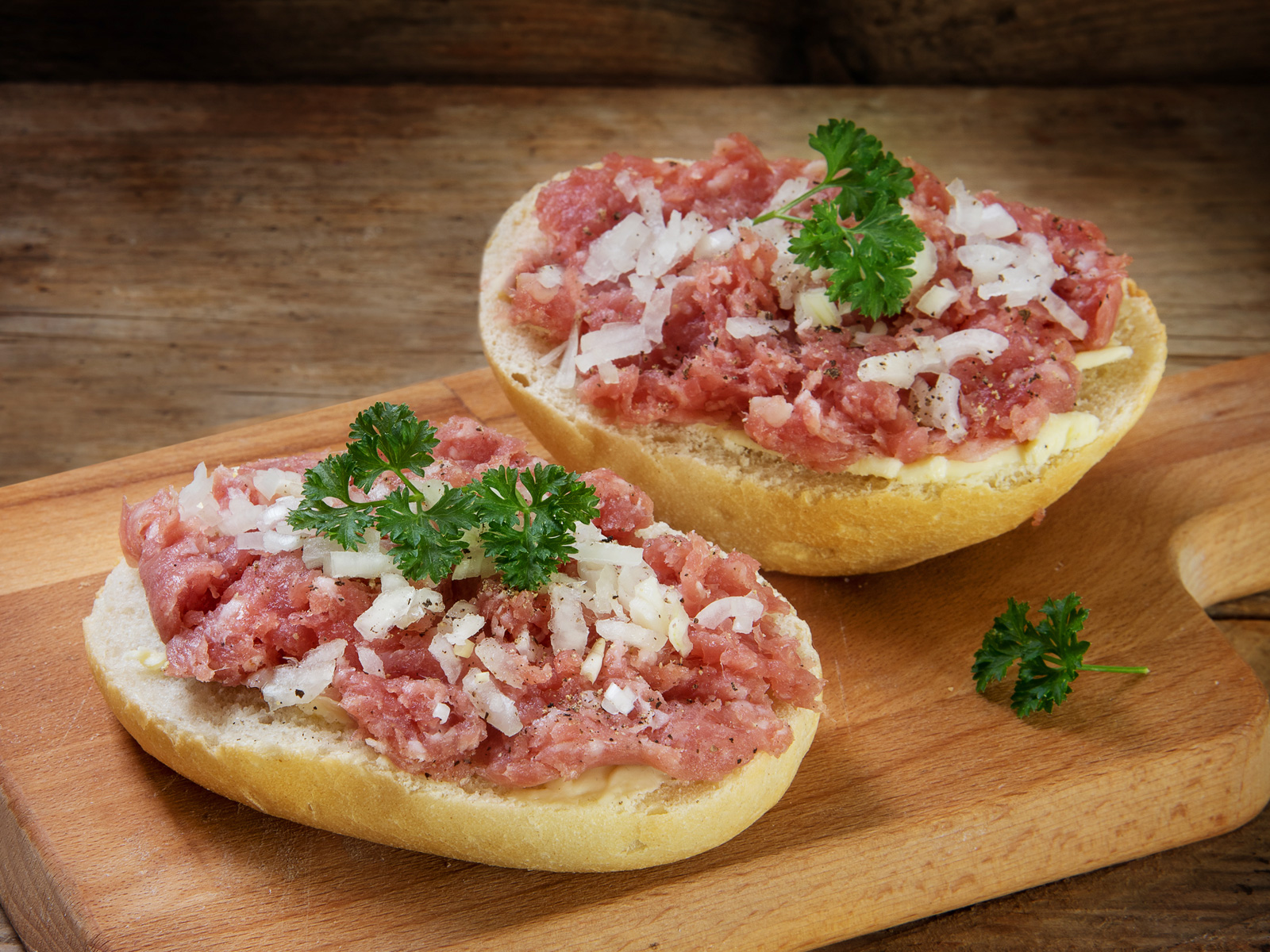 Kantine Menü Nierwiesa – Frühstück und Mittagessen vor Ort Tablett mit Mettbrötchen fertig für unser Kantinenfrühstück
